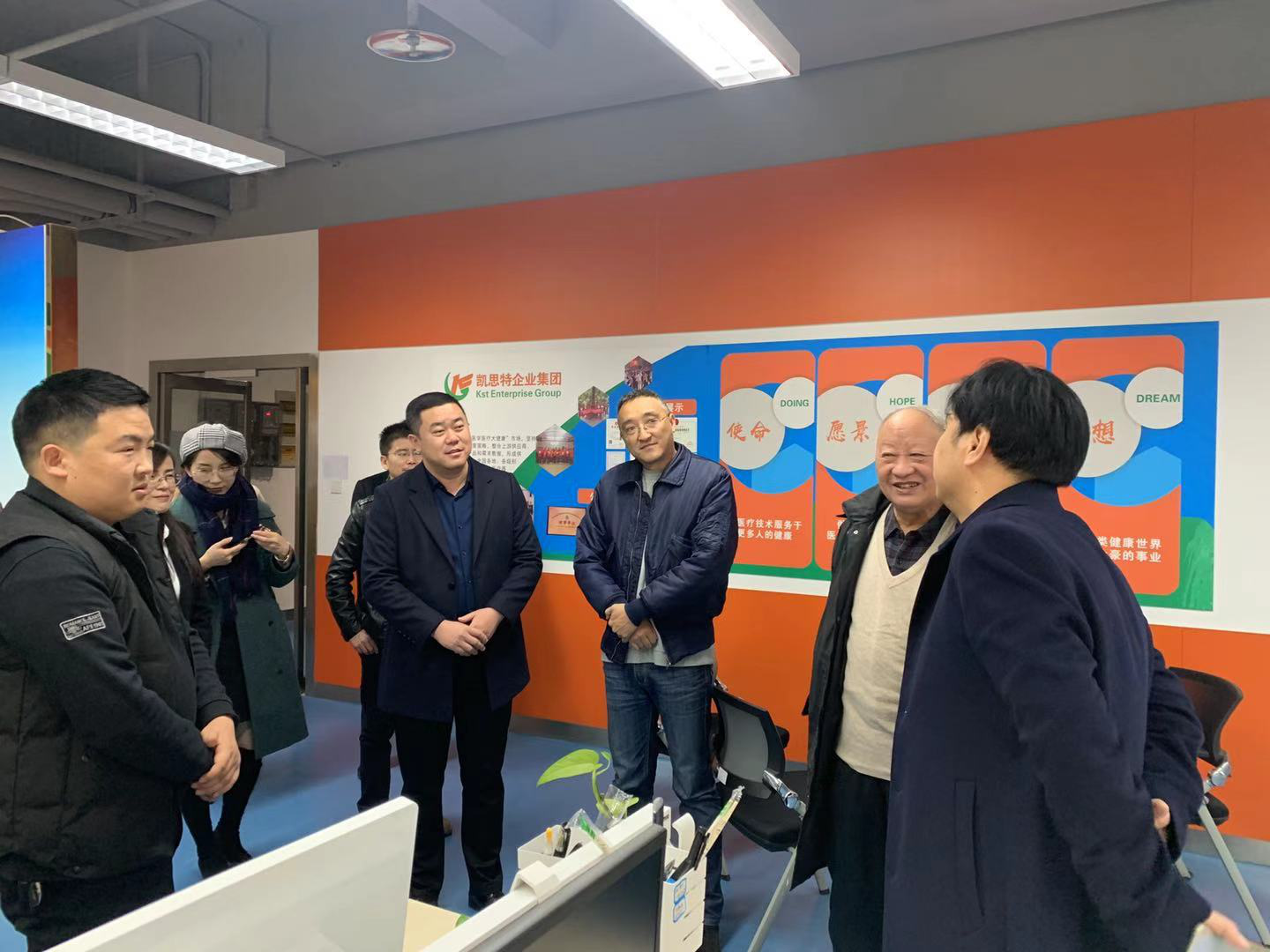 原陜西省衛(wèi)生廳副廳長(zhǎng)、保健學(xué)會(huì)會(huì)長(zhǎng)、一行人蒞臨陜西凱思特集團(tuán)指導(dǎo)！
